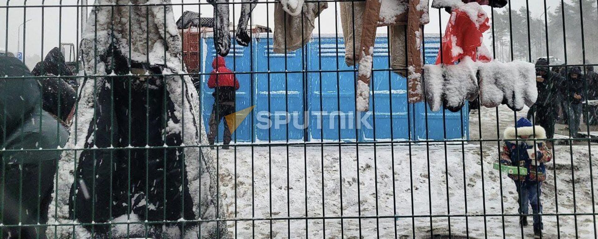 А снег не знал и падал: школа выживания в мороз для мигрантов - видео - Sputnik Беларусь, 1920, 24.11.2021