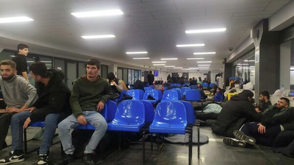 Мигранты в аэропорту Минск - Sputnik Беларусь