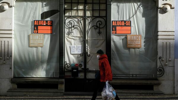 Женщина в защитной маске проходит мимо закрытого магазина в центре Лиссабона - Sputnik Беларусь