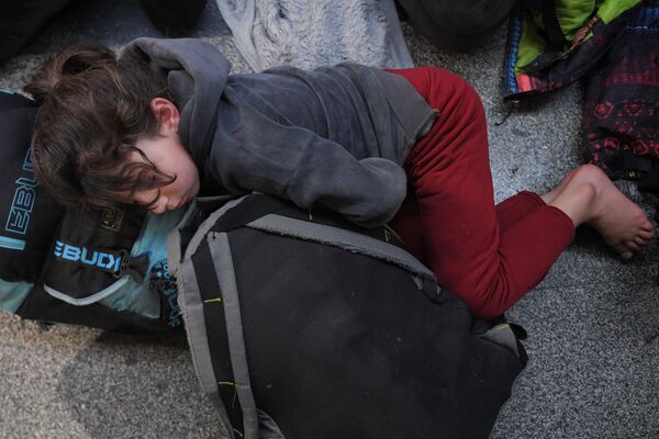 Ребенок в ожидании рейса спит на полу. - Sputnik Беларусь