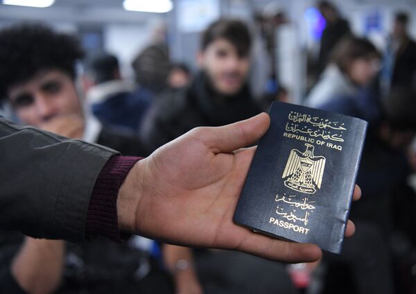 Иракский паспорт в руке одного из беженцев. - Sputnik Беларусь