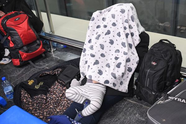 В транзитной зоне беженцы организовали мини-лагерь. По словам одной из мигранток, она бы ни за что не вернулась домой, если бы не дети. - Sputnik Беларусь