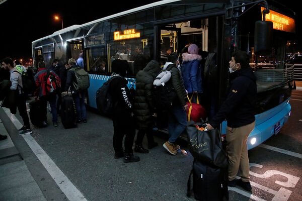 Иракские мигранты, добровольно зарегистрировавшиеся на рейс для эвакуации из Беларуси, садятся в автобус по прибытии в международный аэропорт в Эрбиле, Ирак. - Sputnik Беларусь