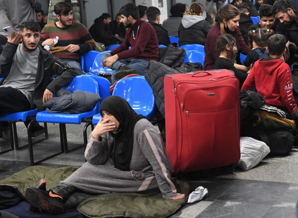 Беженцы в международном аэропорту Минска в ожидании вывозных рейсов авиакомпании Iraqi Airways, организующей рейсы для возвращения желающих в Ирак. - Sputnik Беларусь