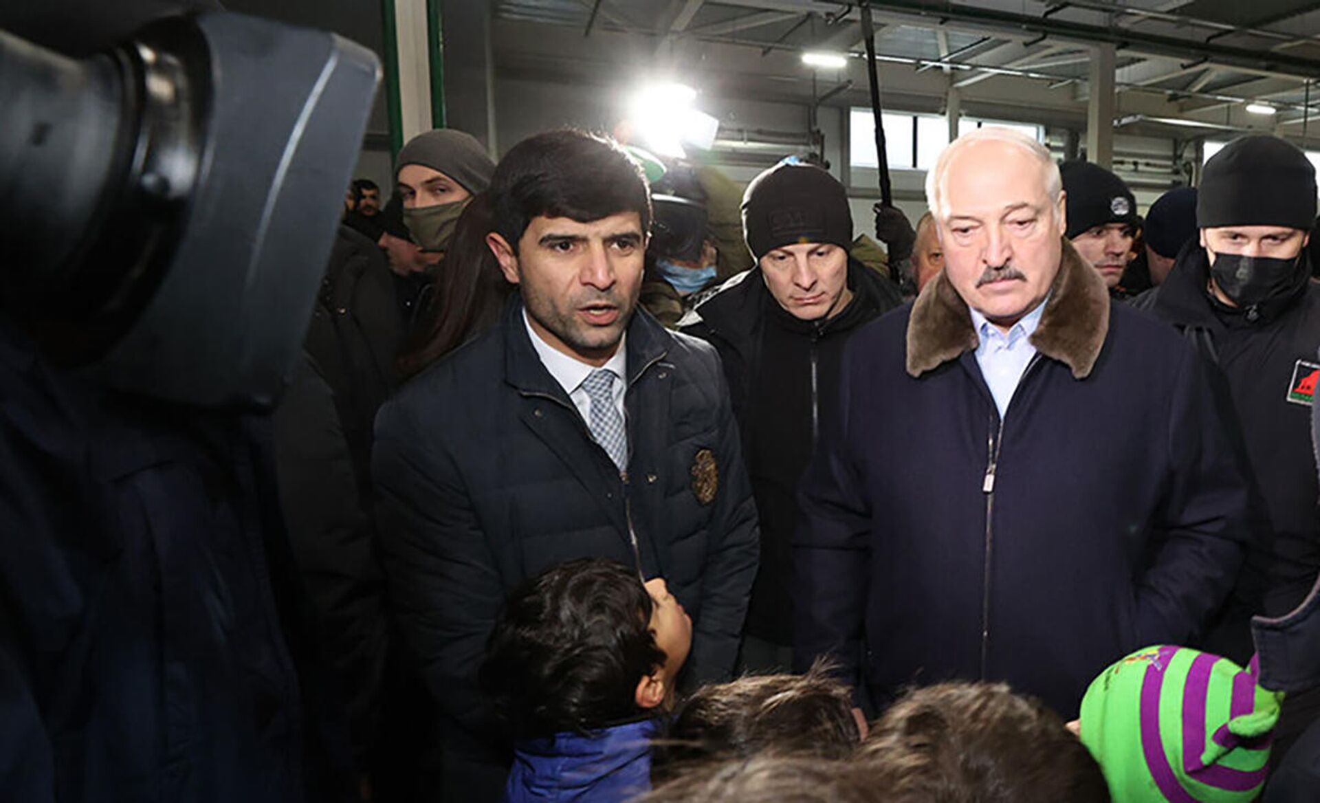 Лукашенко посетил лагерь мигрантов на границе, слева - Николай Лукашенко - Sputnik Беларусь, 1920, 26.11.2021
