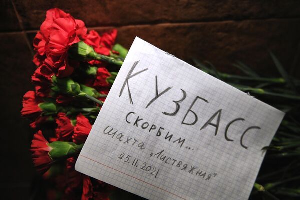 У здания представительства администрации Кузбасса в Москве - тоже цветы и свечи. - Sputnik Беларусь