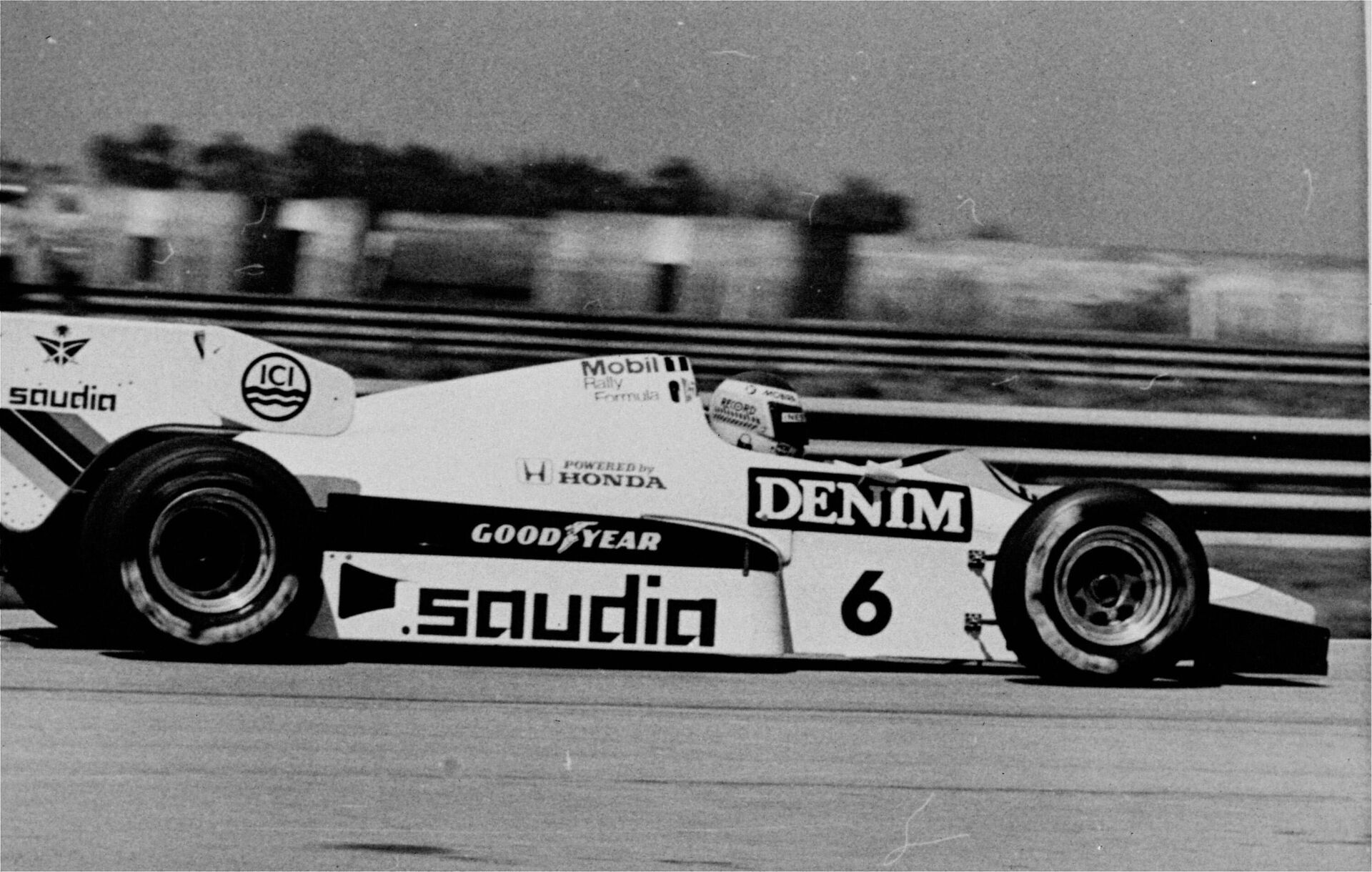 Чемпион мира-1982 Кеке Росберг пилотирует болид Williams во время Гран-при Бразилии, 1984 год - Sputnik Беларусь, 1920, 29.11.2021