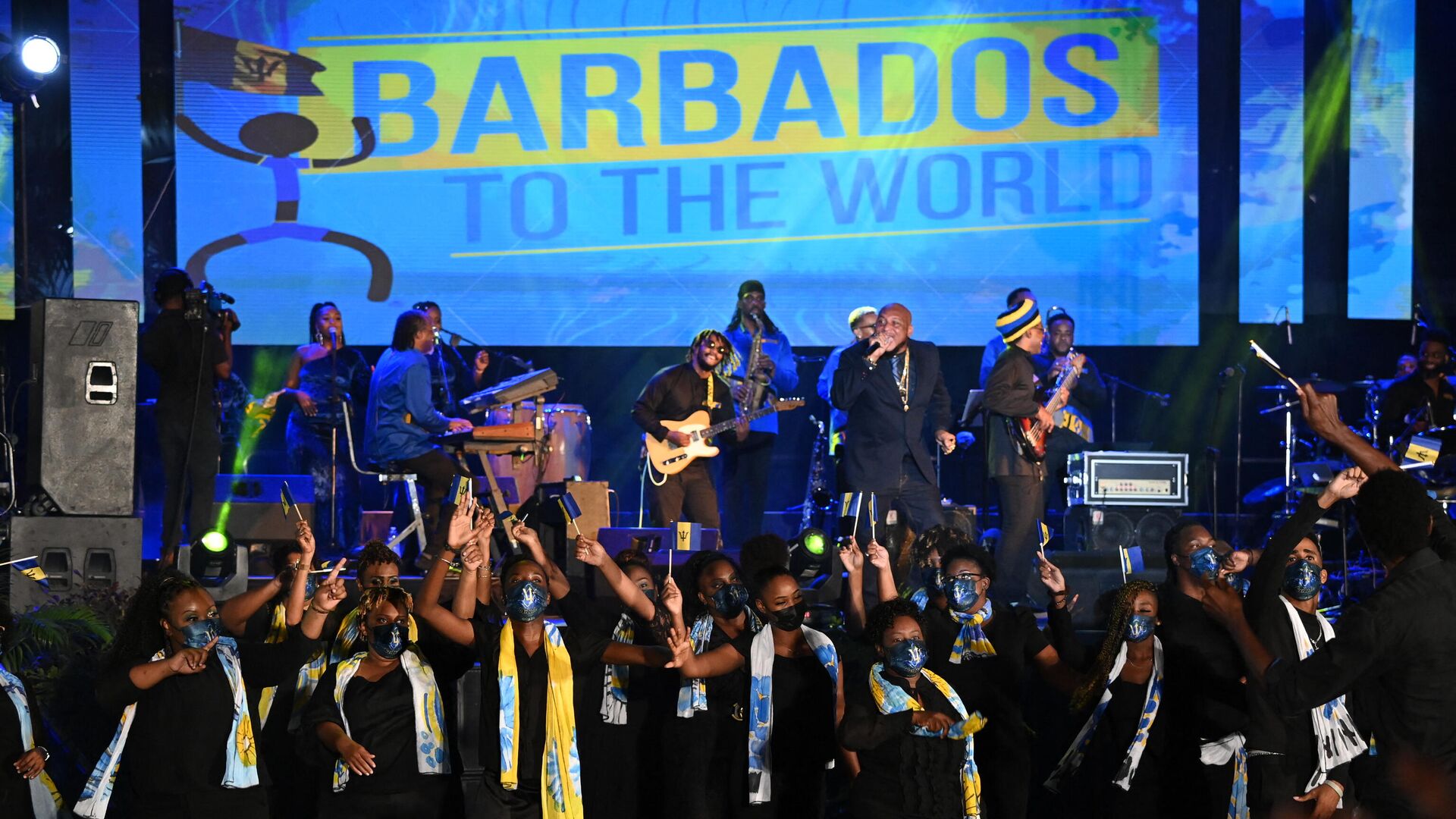 Музыканты и танцоры выступают на церемонии инаугурации президента на площади Героев в Бриджтауне, Барбадос - Sputnik Беларусь, 1920, 30.11.2021