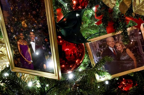 Рождественские елки в государственной столовой украшены фотографиями президентов США и их семей. - Sputnik Беларусь