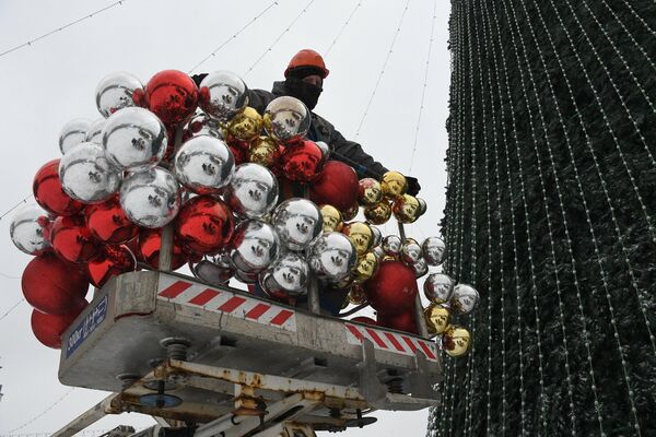 В Минске устанавливают Главную елку на Октябрьской площади - Sputnik Беларусь
