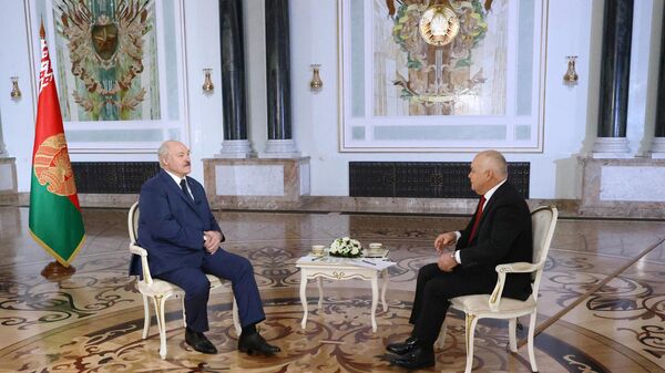 Лукашенко: Беларусь постарается решить проблему беженцев на границе до конца года - Sputnik Беларусь