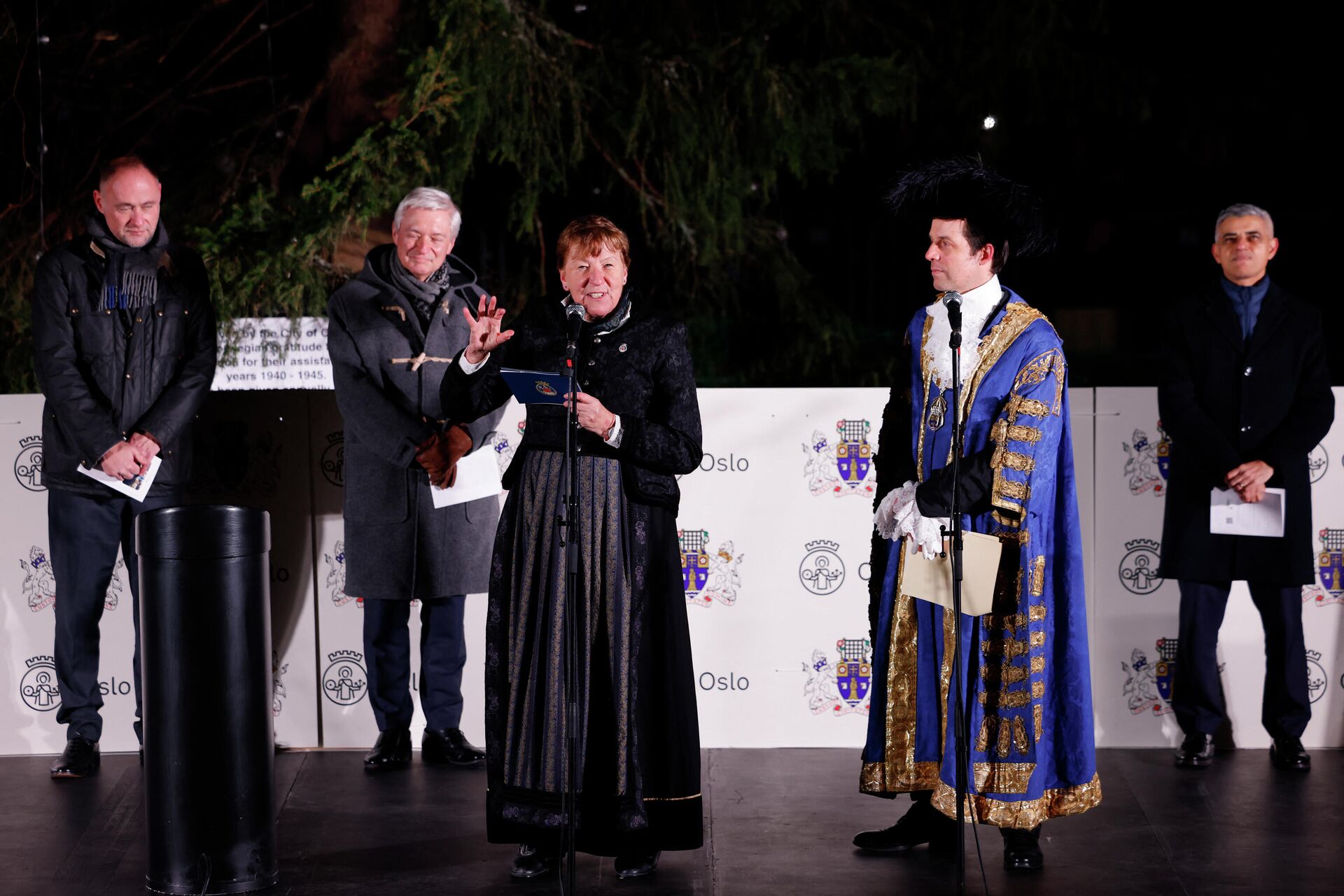 Мэр Осло Марианна Борген произносит речь на традиционной церемонии зажигания рождественской елки на Трафальгарской площади в центре Лондона 2 декабря 2021 года - Sputnik Беларусь, 1920, 02.12.2021