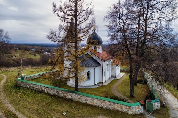 Здесь расположена церковь Святой Троицы Живоначальной, которую Поленов сам спроектировал и построил. - Sputnik Беларусь