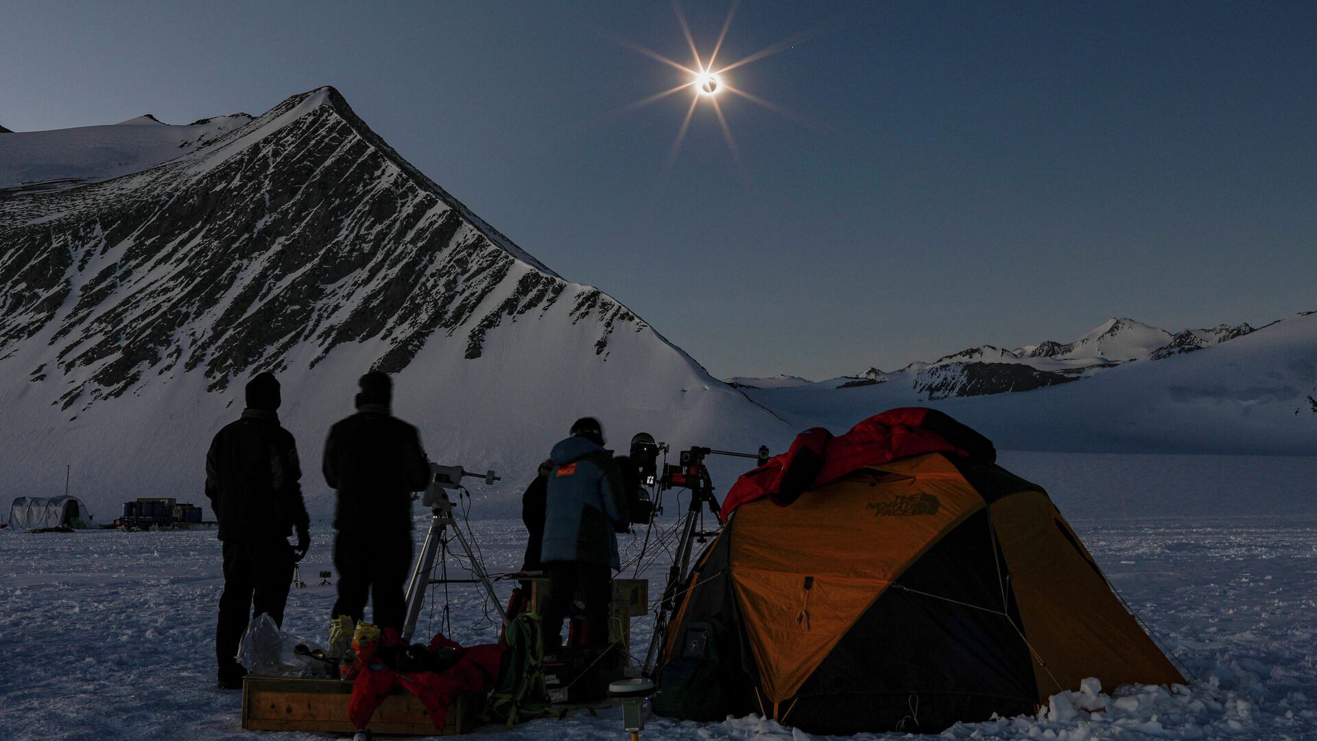 Чилийские и американские ученые наблюдают за солнечным затмением с ледника Юнион в Антарктиде 4 декабря 2021 года - Sputnik Беларусь, 1920, 04.12.2021