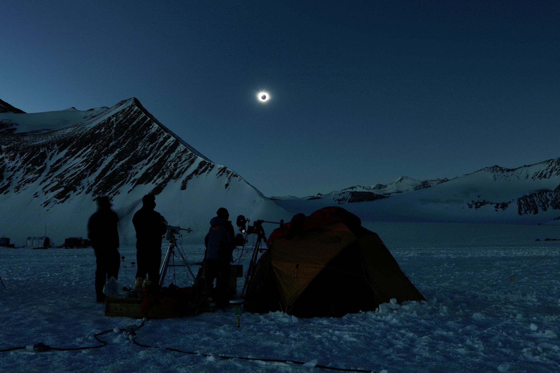 Чилийские и американские ученые наблюдают за солнечным затмением с ледника Юнион в Антарктиде 4 декабря 2021 года - Sputnik Беларусь, 1920, 04.12.2021