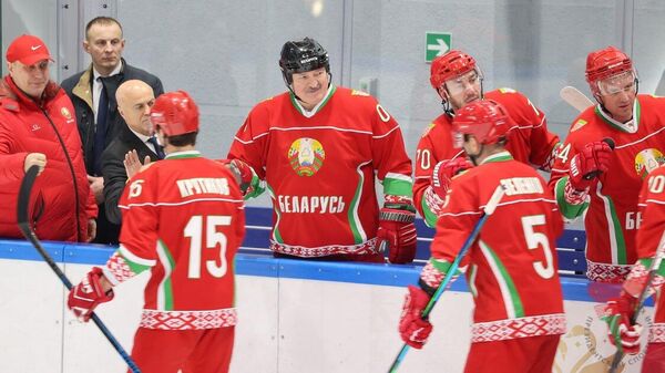 Александр Лукашенко в хоккейном матче против Гомельской области - Sputnik Беларусь