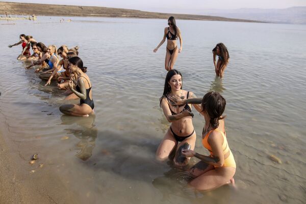 Участницы конкурса Miss Universe 2021 купаются в Мертвом море на оккупированном Израилем Западном берегу - Sputnik Беларусь