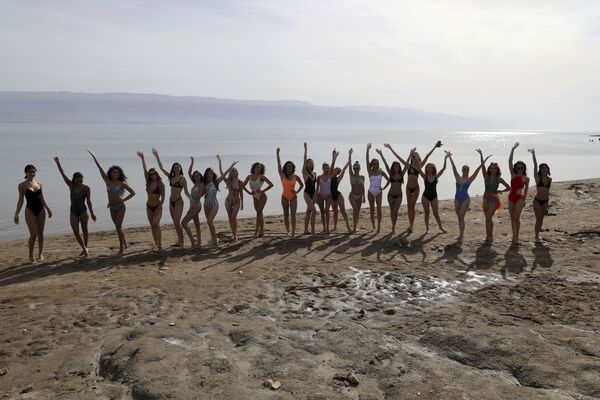 Участницы конкурса Miss Universe 2021 купаются в Мертвом море на оккупированном Израилем Западном берегу - Sputnik Беларусь