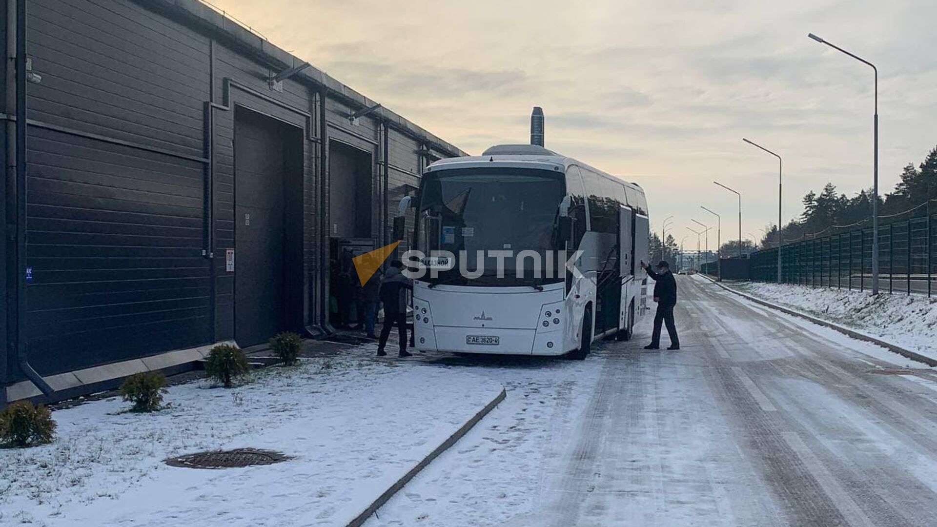 За мигрантами приехал автобус - Sputnik Беларусь, 1920, 05.12.2021