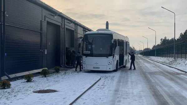 За мигрантами приехал автобус - Sputnik Беларусь