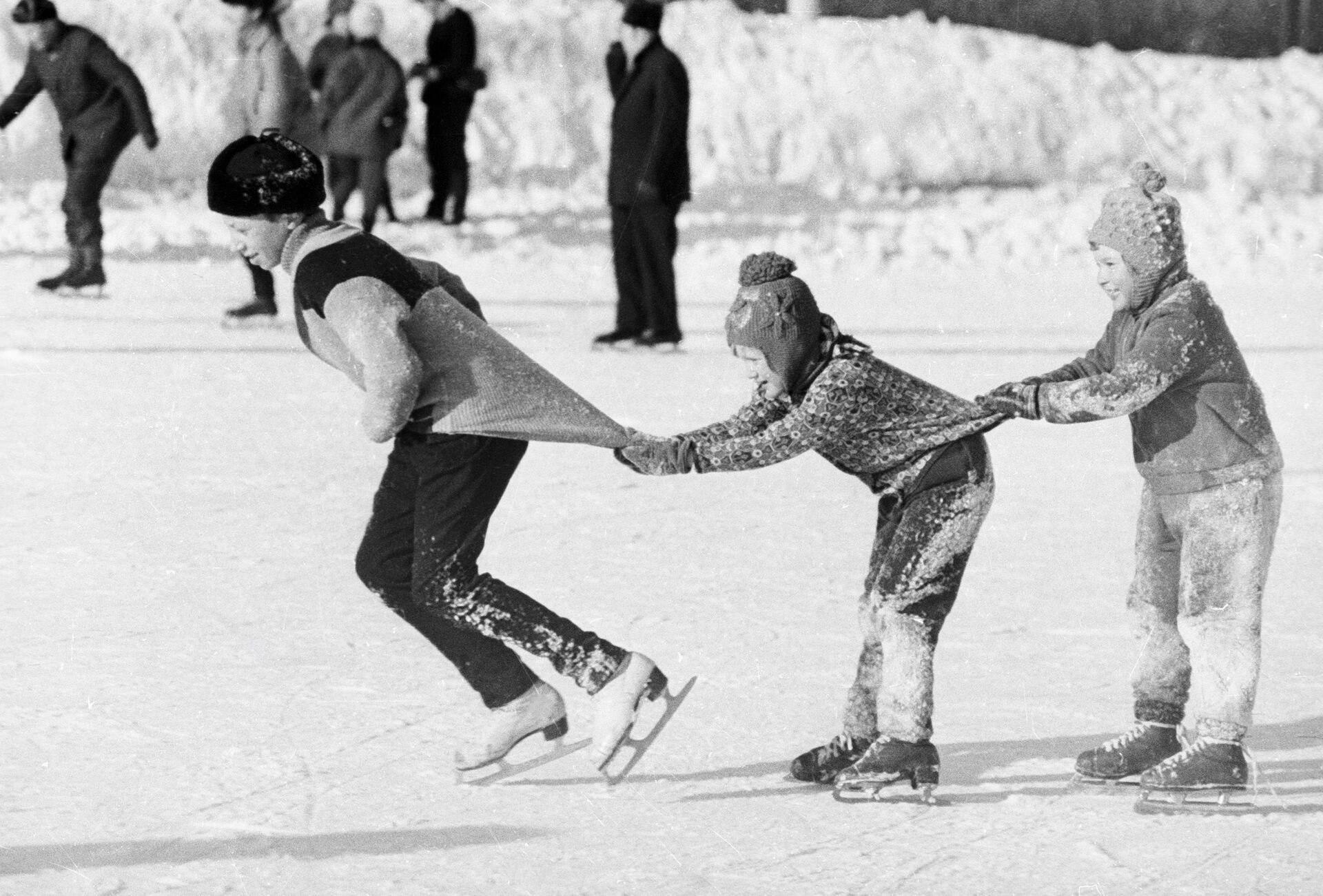 Ребята катаются на коньках «паровозиком», 1976 год - Sputnik Беларусь, 1920, 24.01.2022