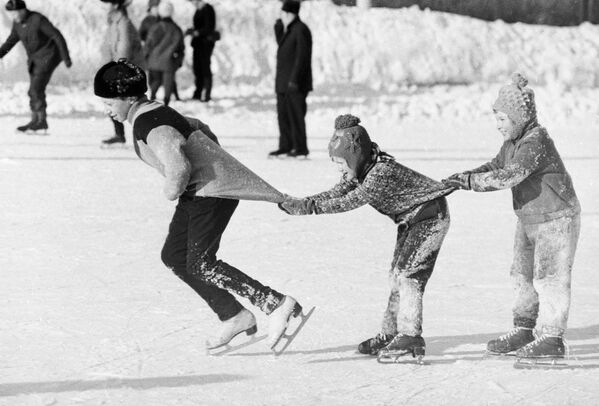 Московские ребята катаются на коньках «паровозиком». 1976-й. - Sputnik Беларусь