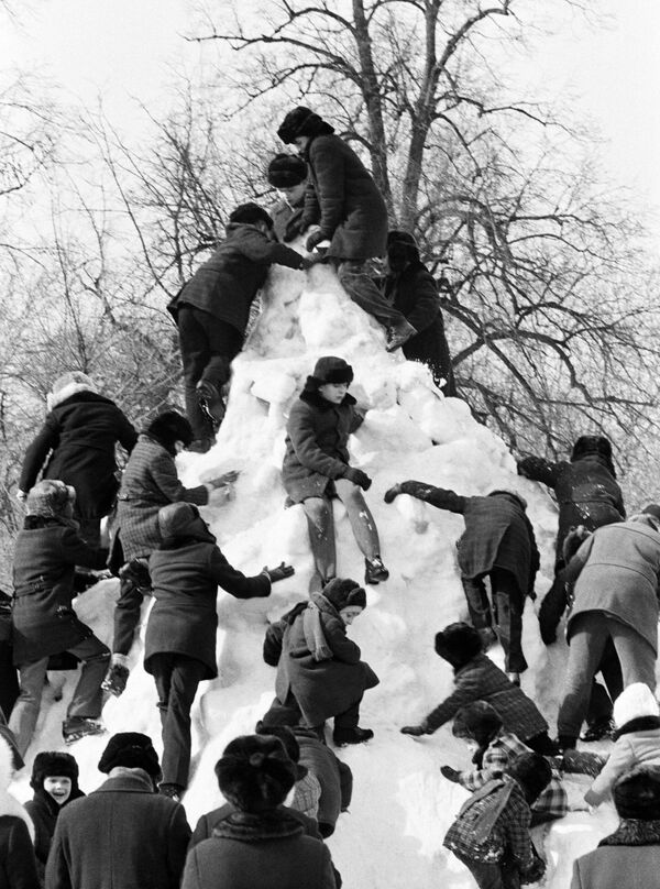 Детвора взбирается на снежную горку в Рязани, 1979 год. - Sputnik Беларусь