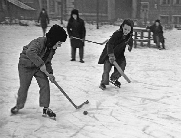 Московские ребята играют в хоккей во дворе своего дома в 1959 году. - Sputnik Беларусь