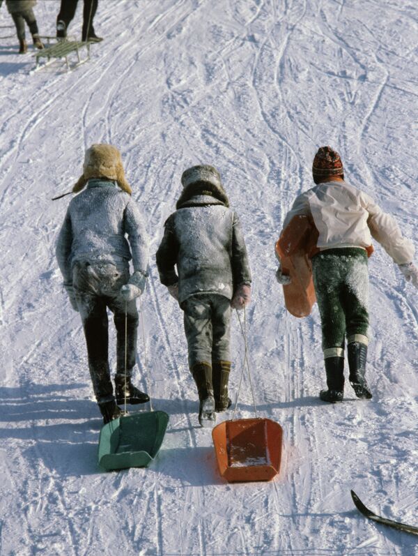 Таллин, 1983 год. Дети катаются на санках. - Sputnik Беларусь