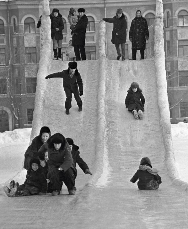 На ледяной горке в городе Пермь. 1973. - Sputnik Беларусь