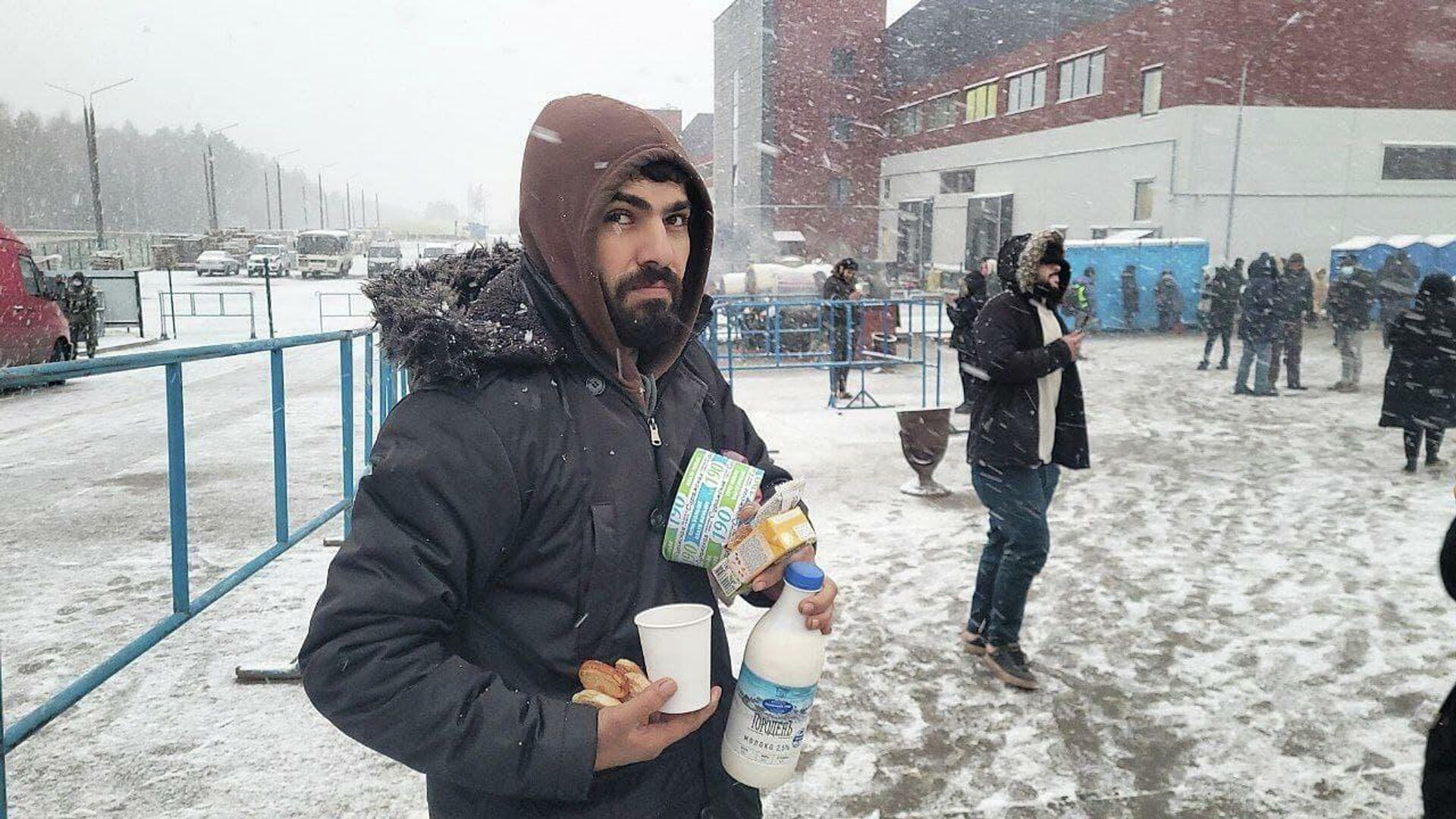 Ровно 30 дней на границе и 10 градусов мороза: как выживают мигранты –  видео - 07.12.2021, Sputnik Беларусь