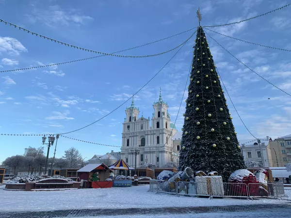Главная елка на Советской площади тоже покрылась слоем инея и снега и выглядит необычно красиво. - Sputnik Беларусь