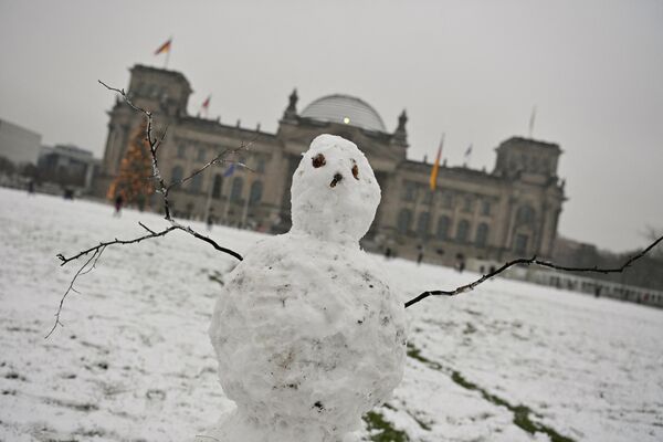 Снеговик перед зданием Рейхстага, в котором находится нижняя палата парламента Германии - Бундестаг. - Sputnik Беларусь