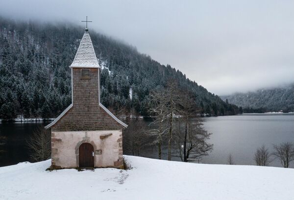Часовня Сен-Флоран в снежную погоду в Ксонруп-Лонгемере, восточная Франция. - Sputnik Беларусь