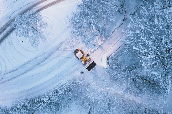 Трактор расчищает снег на дороге в Целль-ам-Зее, Австрия. - Sputnik Беларусь