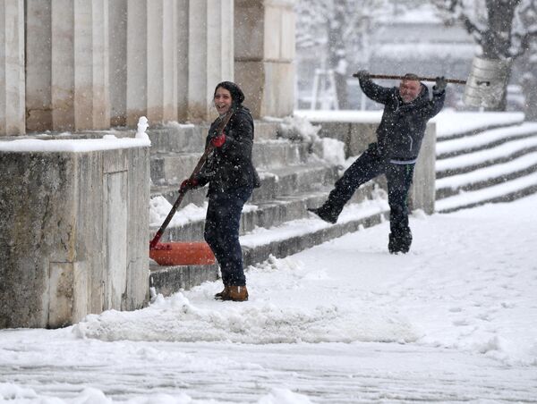 Городские жители весело убирают снег в Вене, Австрия. - Sputnik Беларусь