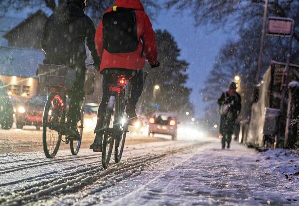 Велосипедисты едут по снегу в Ольборге, Дания. - Sputnik Беларусь