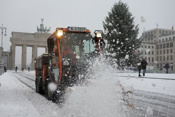 Городские службы расчищают снег перед Бранденбургскими воротами в Берлине. - Sputnik Беларусь