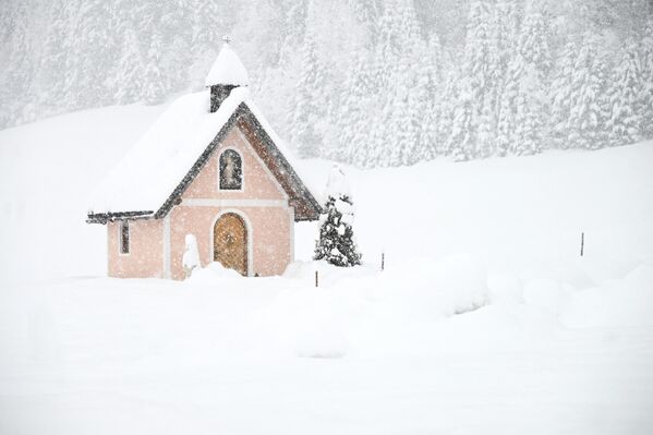Заснеженный пейзаж в Санкт-Ульрих-ам-Пиллерзее. Обильный снегопад обрушился на большую часть Австрии. - Sputnik Беларусь