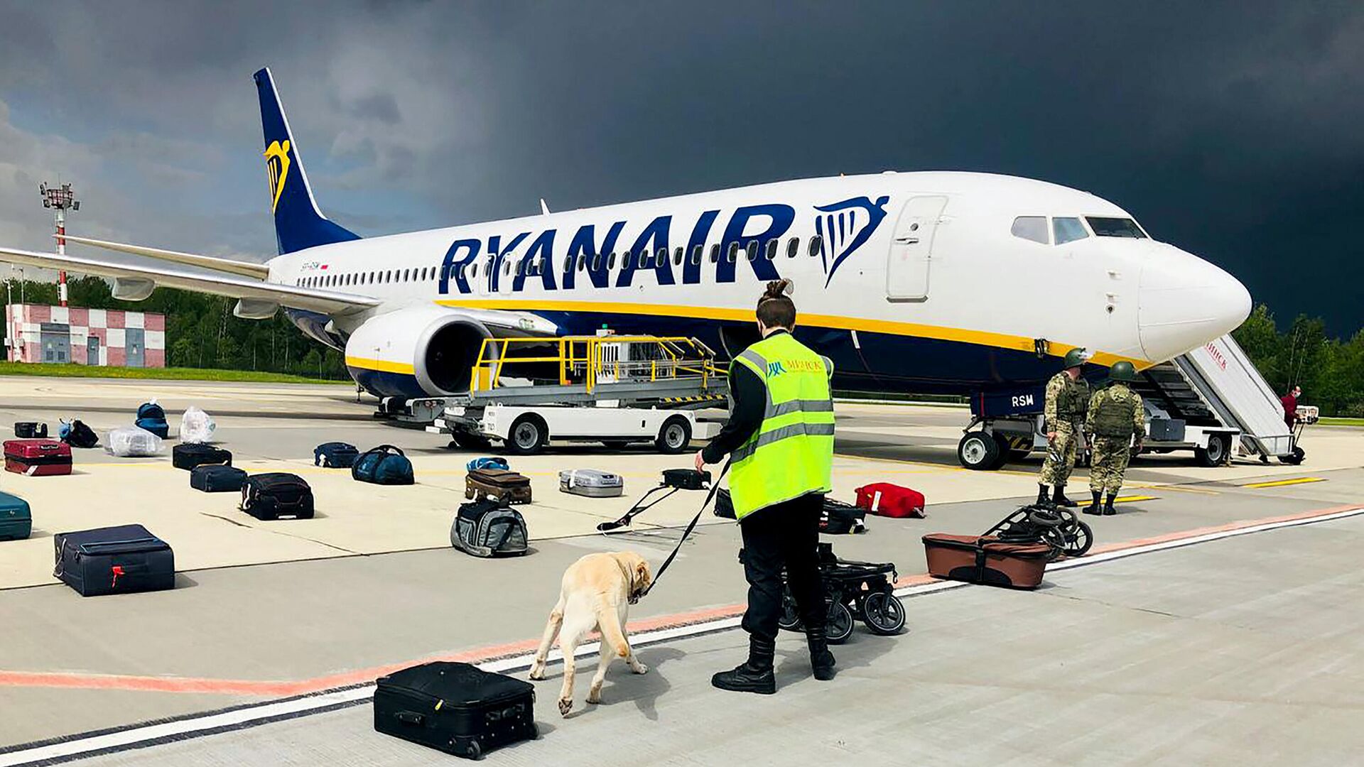 Белорусский кинолог проверяет багаж у самолета Ryanair Boeing 737-8AS в аэропорту Минск, 23 мая 2021 года - Sputnik Беларусь, 1920, 09.12.2021