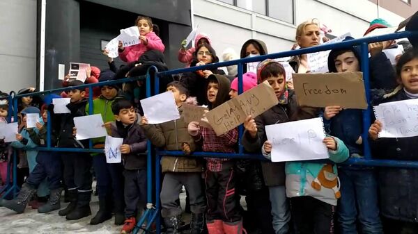 Хотят в Европу и учиться в школе: дети мигрантов устроили митинг – видео - Sputnik Беларусь
