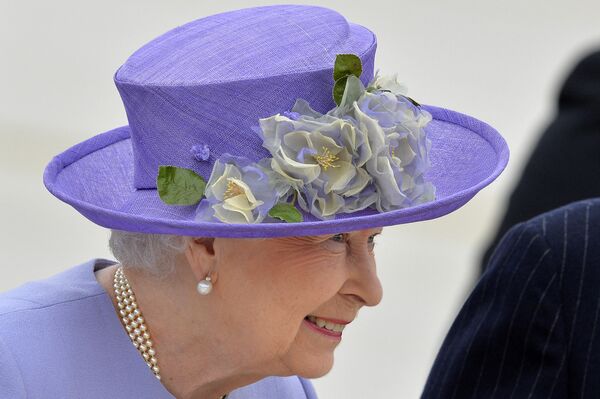 Неудивительно, что этот легкий фиолетовый оттенок - один из любимых у королевы Британии Елизаветы II. - Sputnik Беларусь