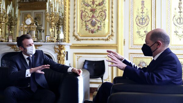 Президент Франции Эммануэль Макрон на встрече с канцлером ФРГ Олафом Шольцем  - Sputnik Беларусь