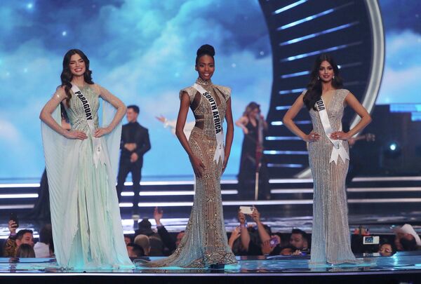 Топ 3 конкурса: Мисс Парагвай Надия Феррейра, Мисс Южная Африка Лалела Мсване и Мисс Индия Харнааз. - Sputnik Беларусь