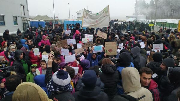 Беженцы вновь устроили митинг на границе - Sputnik Беларусь