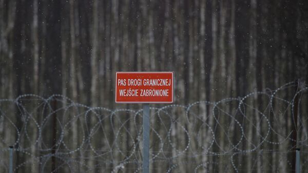 Табличка с надписью Въезд в пограничную полосу запрещен возле пункта пропуска Кузница-Брузги на польско-белорусской границе - Sputnik Беларусь