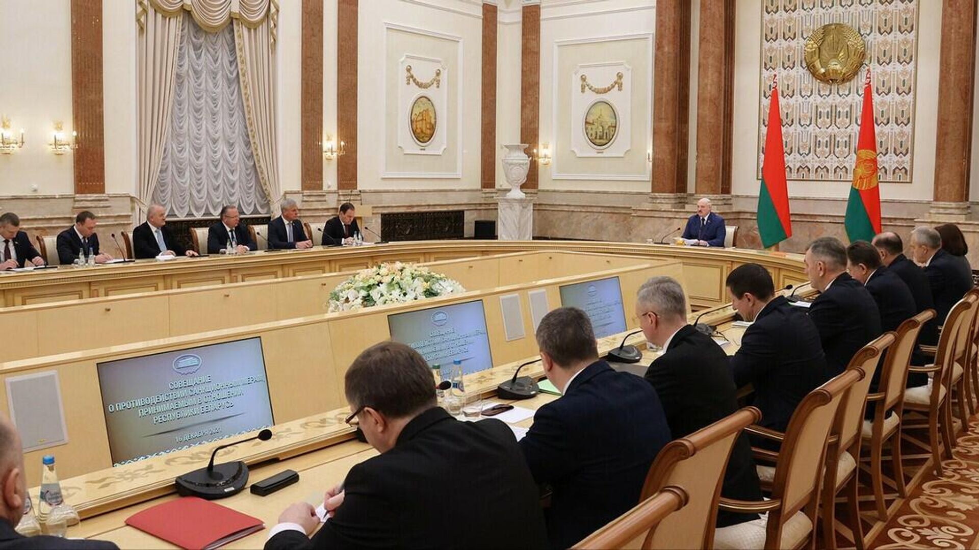 Лукашенко проводит совещание о противодействии санкционным мерам - Sputnik Беларусь, 1920, 16.12.2021