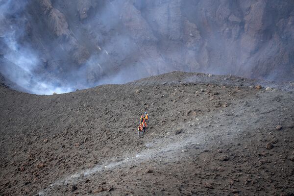 Ученые исследуют кратер вулкана. - Sputnik Беларусь