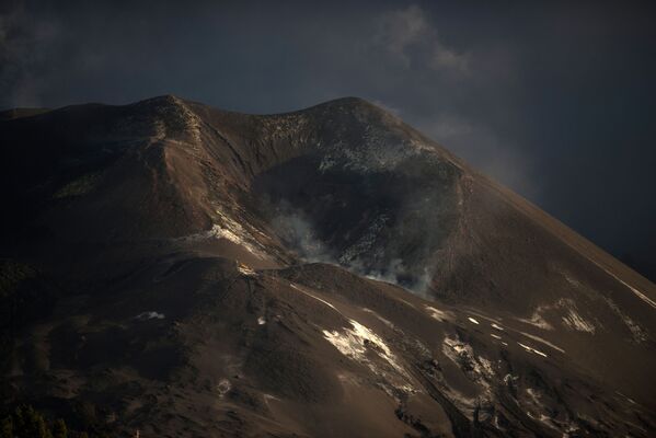Вулкан на испанском острове Пальма приостановил видимую активность, что может означать окончание извержения. - Sputnik Беларусь