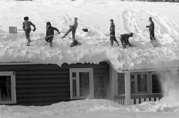 Снежная зима в Коми АССР. Мальчики чистят снег на крыше дома в Сыктывкаре, 1988-й. - Sputnik Беларусь
